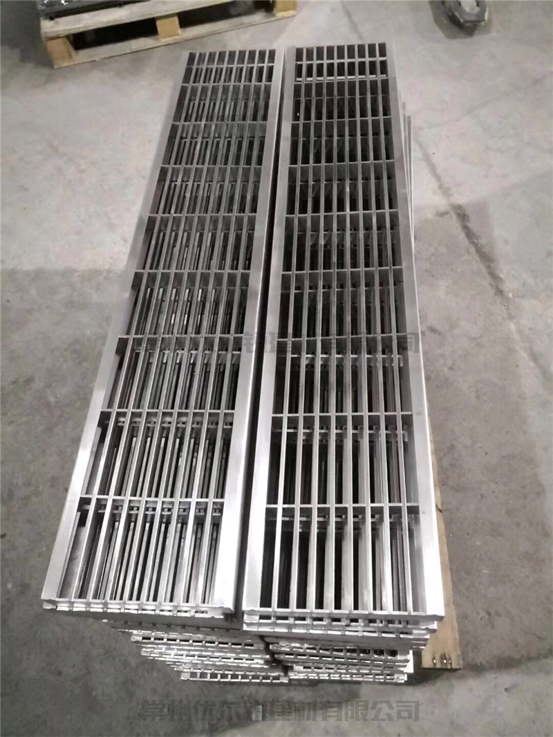 不銹鋼側(cè)縫蓋板式